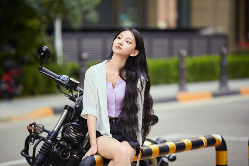 骑复古摩托车的中国少女图片