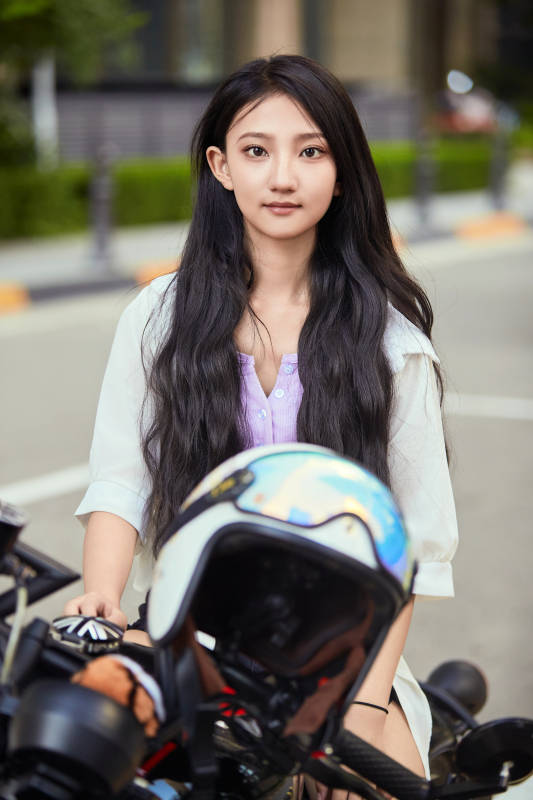 骑复古摩托车的中国少女图片