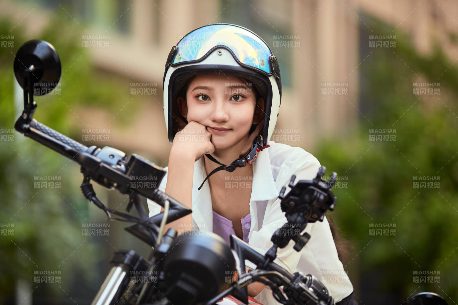 骑复古摩托车的中国少女图片