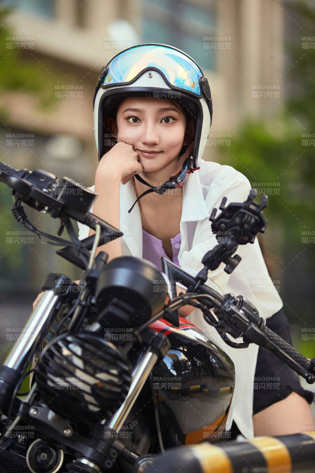 骑复古摩托车的中国少女图片