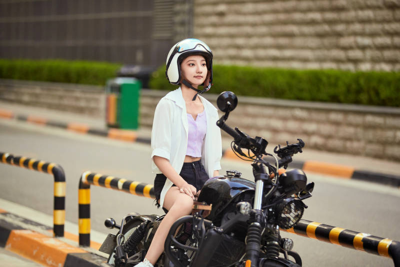 骑复古摩托车的中国少女图片