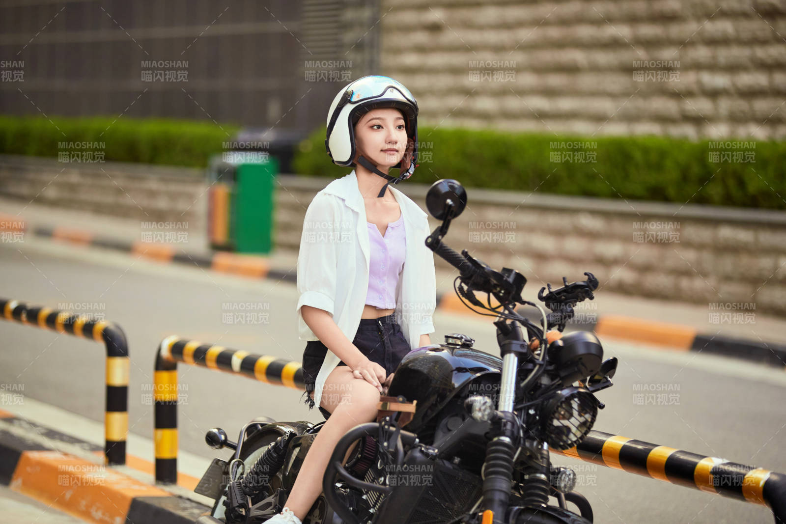 骑复古摩托车的中国少女图片