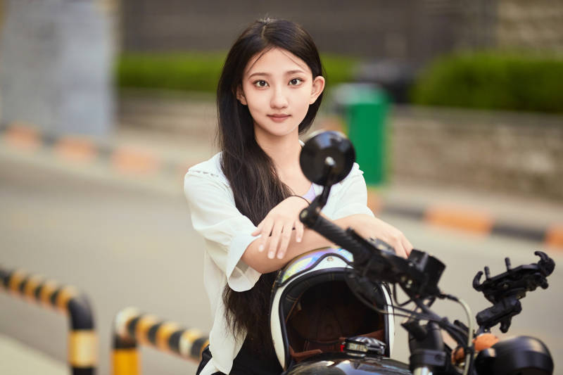 骑复古摩托车的中国少女图片