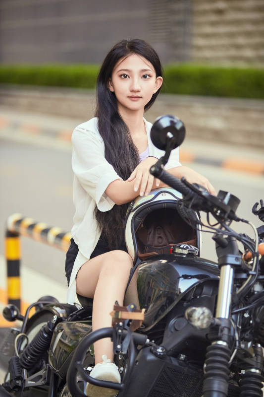 骑复古摩托车的中国少女图片