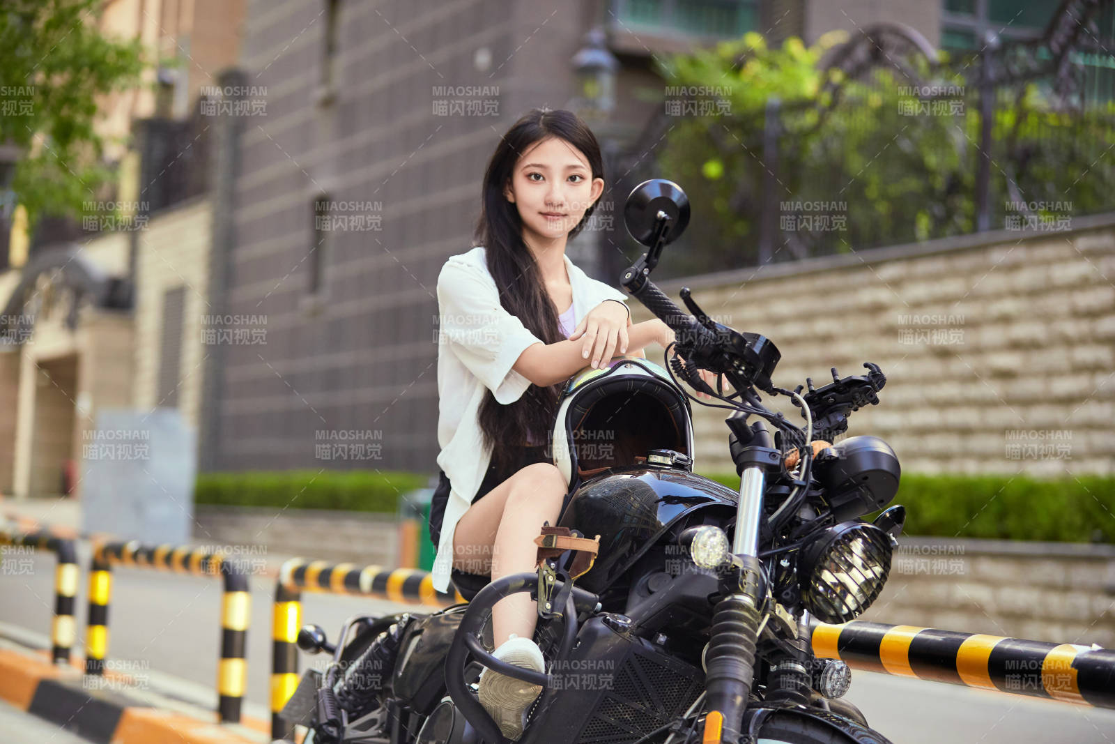 骑复古摩托车的中国少女图片