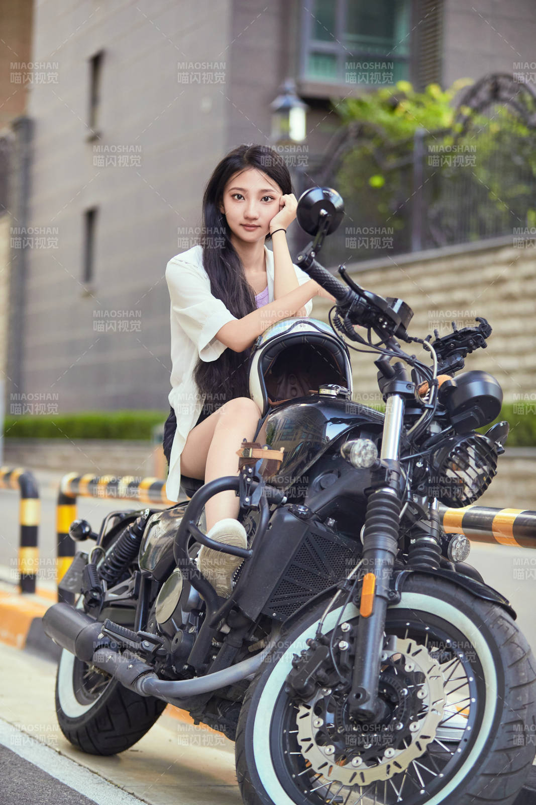 骑复古摩托车的中国少女图片