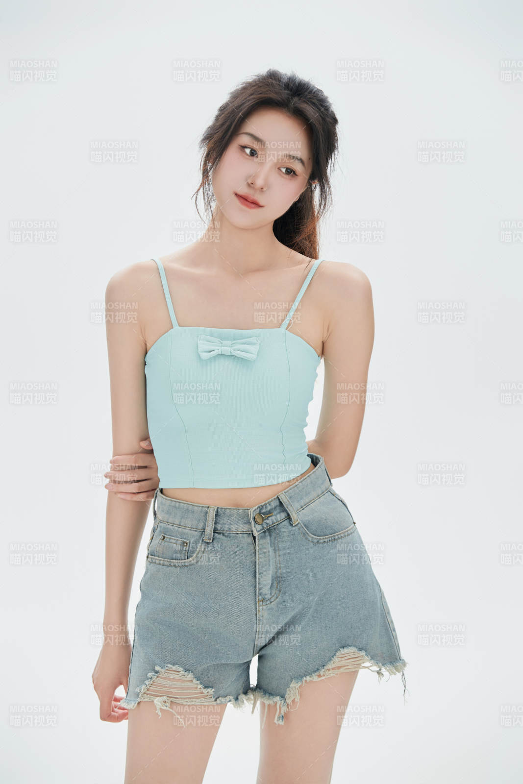 白色背景里的中国女性大学生图片