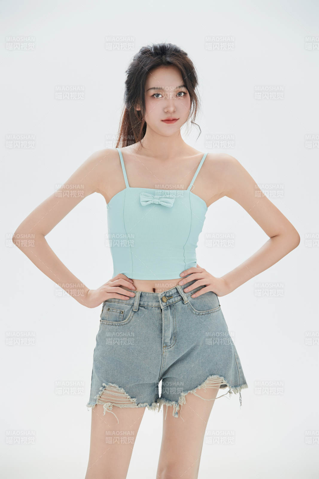 白色背景里的中国女性大学生图片