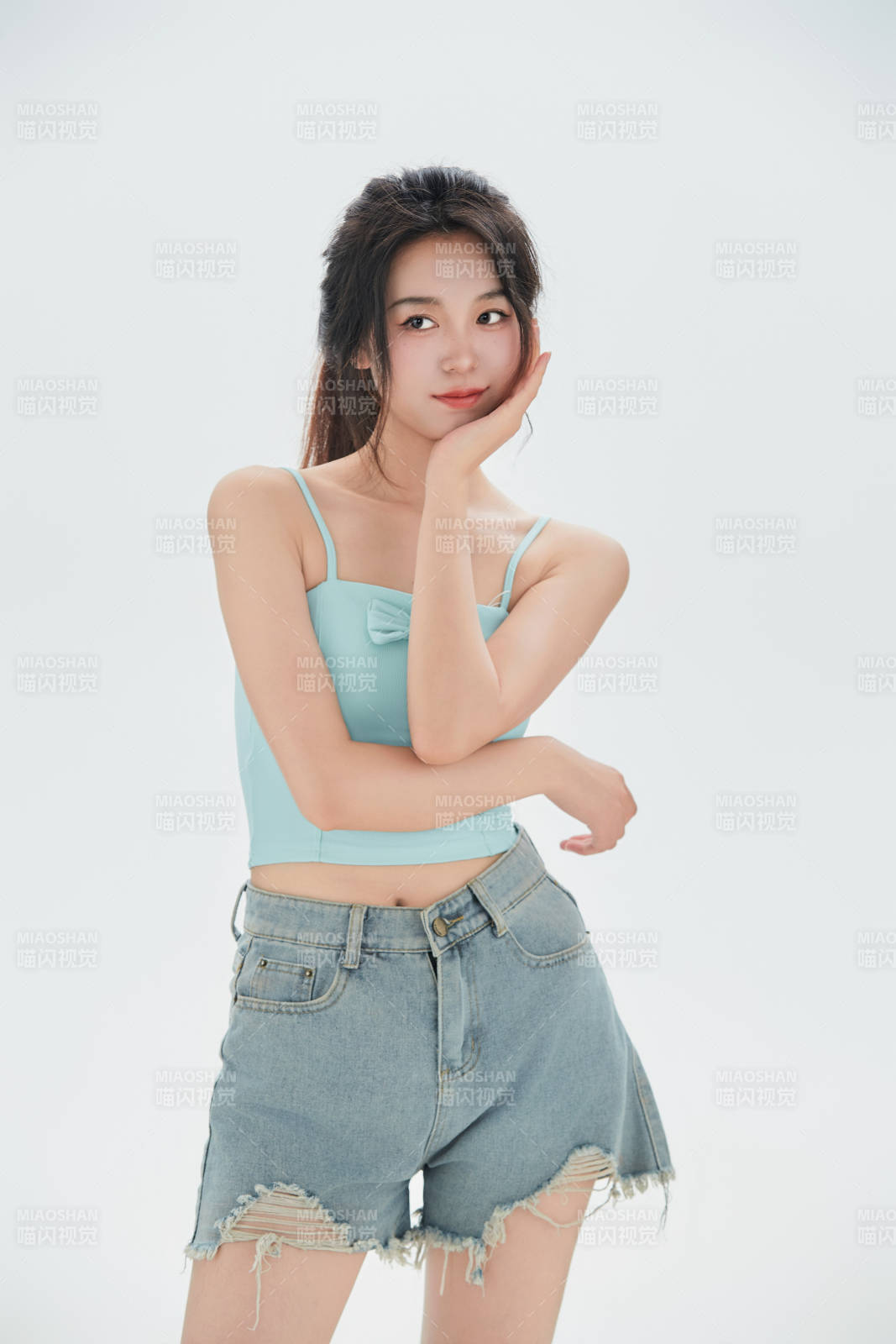 白色背景里的中国女性大学生图片