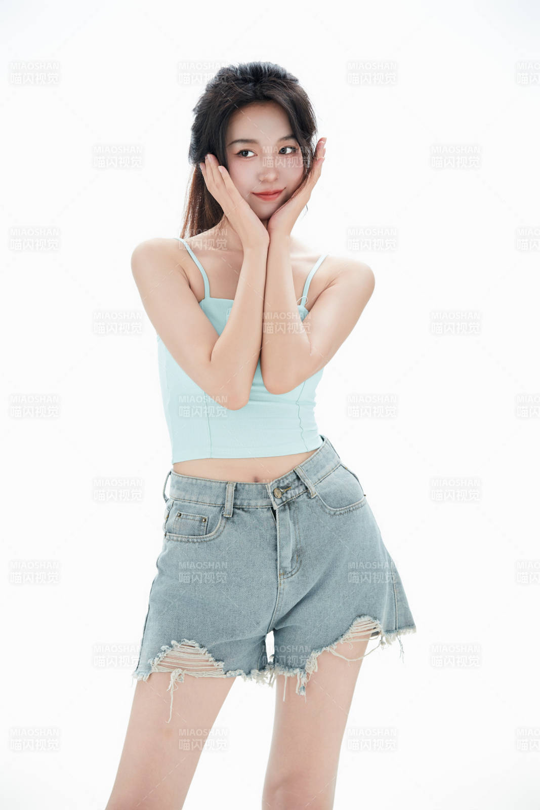 白色背景里的中国女性大学生图片