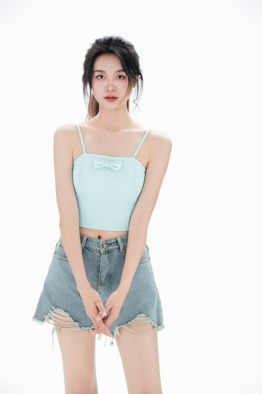 白色背景里的中国女性大学生图片