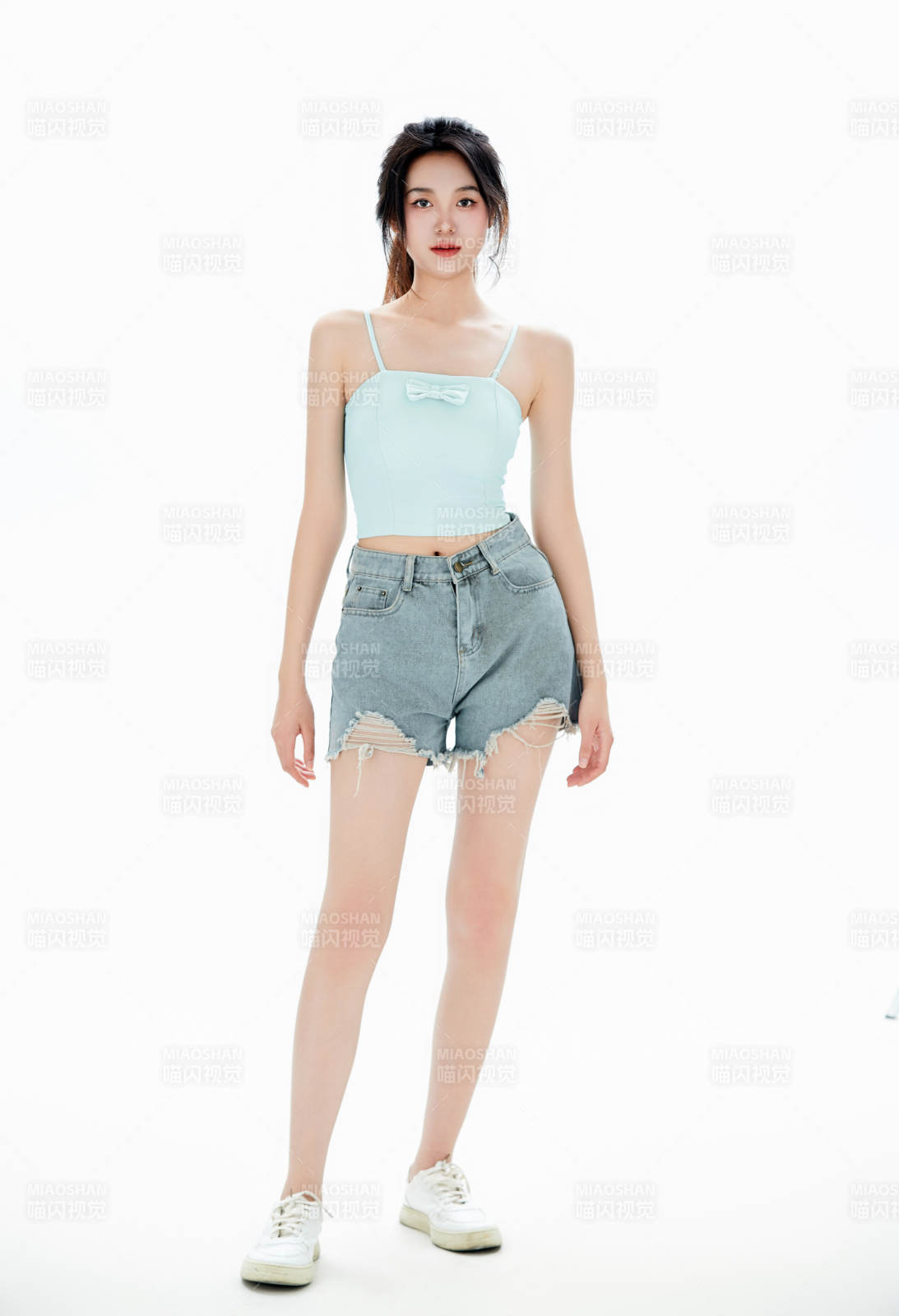 白色背景里的中国女性大学生图片