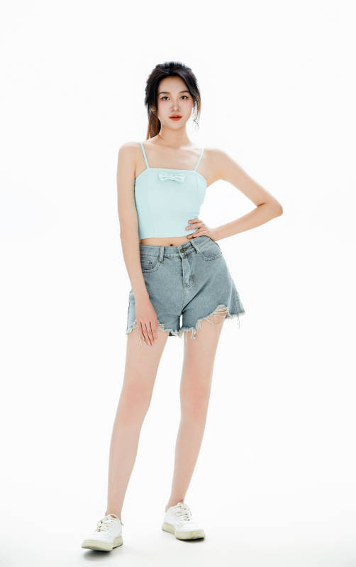 白色背景里的中国女性大学生图片