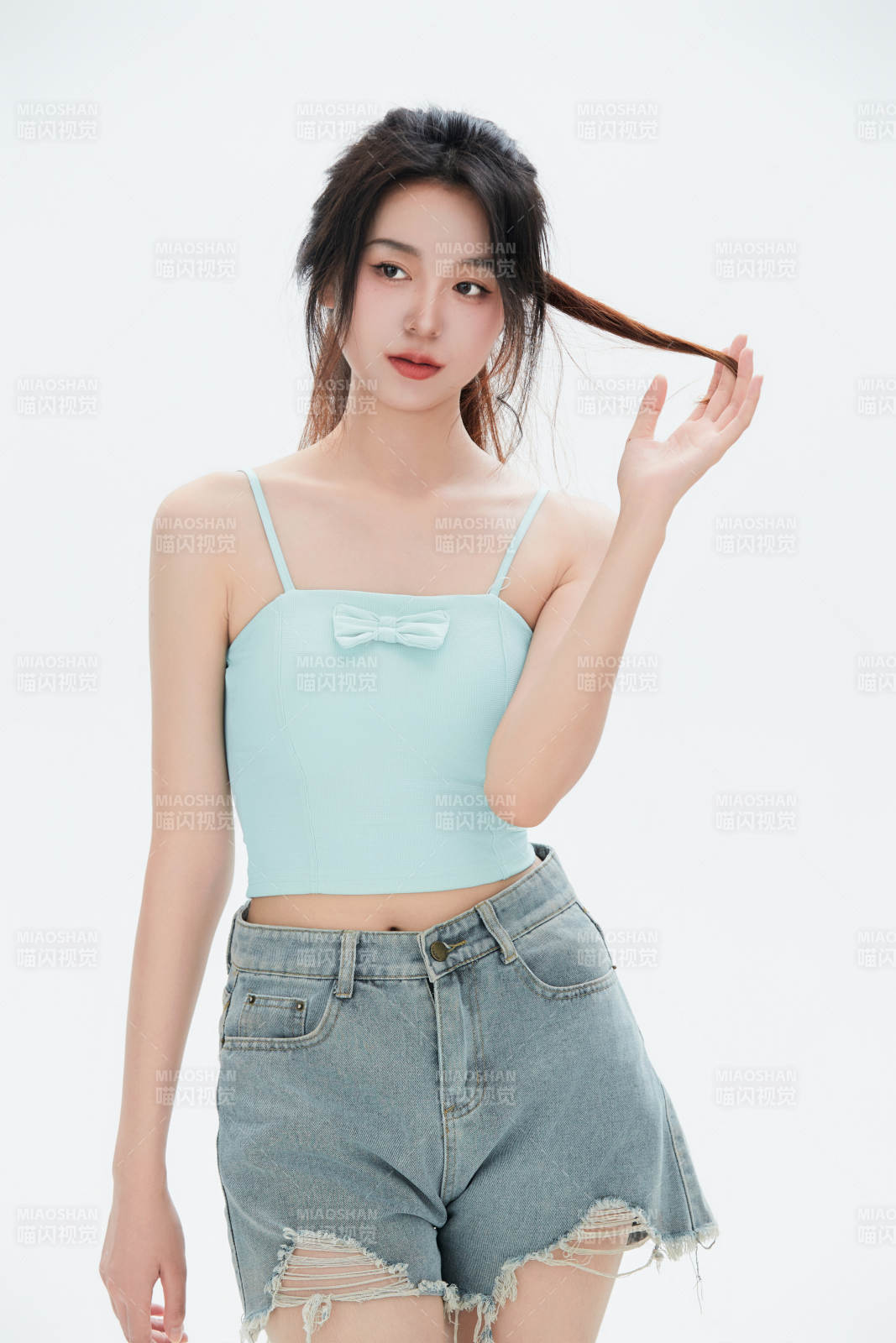 白色背景里的中国女性大学生图片