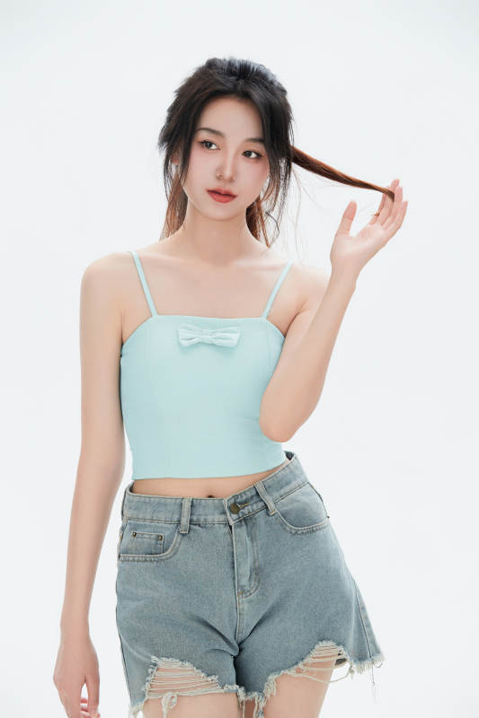 白色背景里的中国女性大学生图片