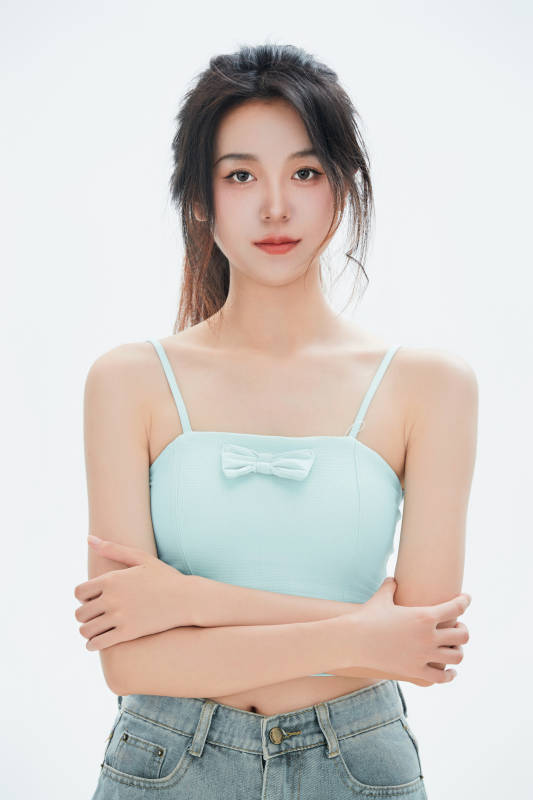 白色背景里的中国女性大学生图片