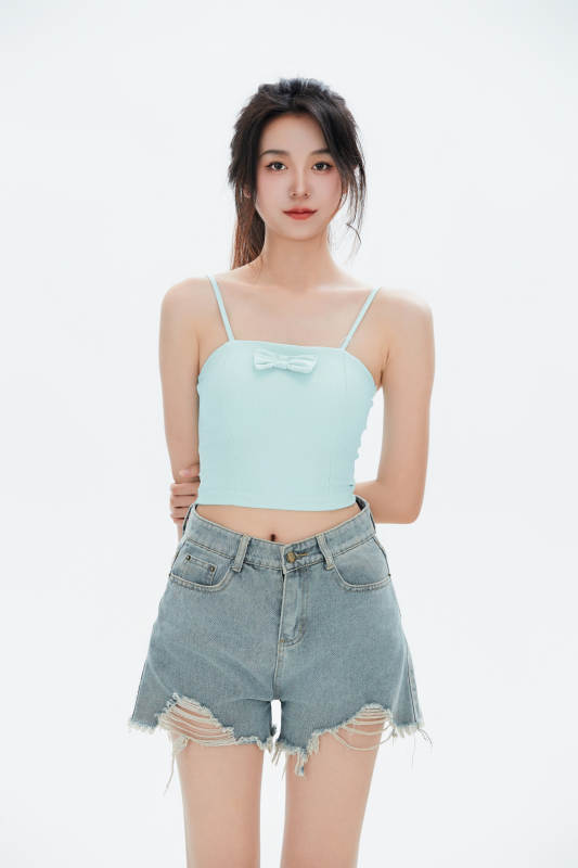 白色背景里的中国女性大学生图片