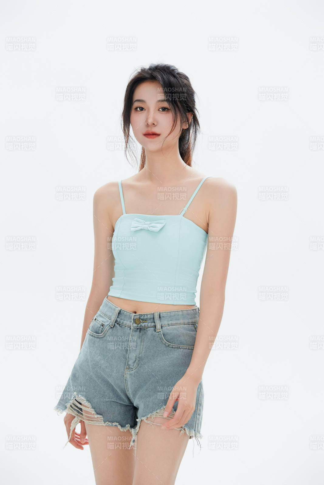 白色背景里的中国女性大学生图片