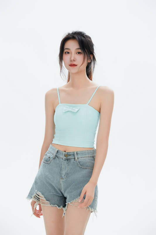 白色背景里的中国女性大学生图片