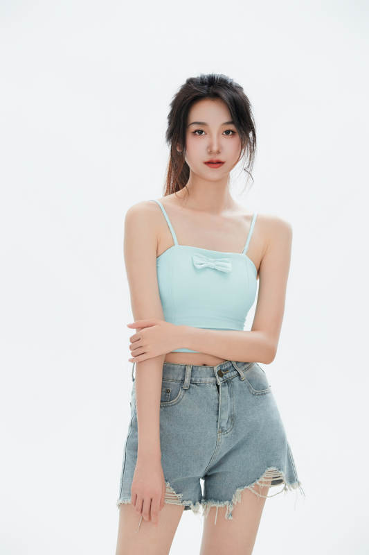 白色背景里的中国女性大学生图片