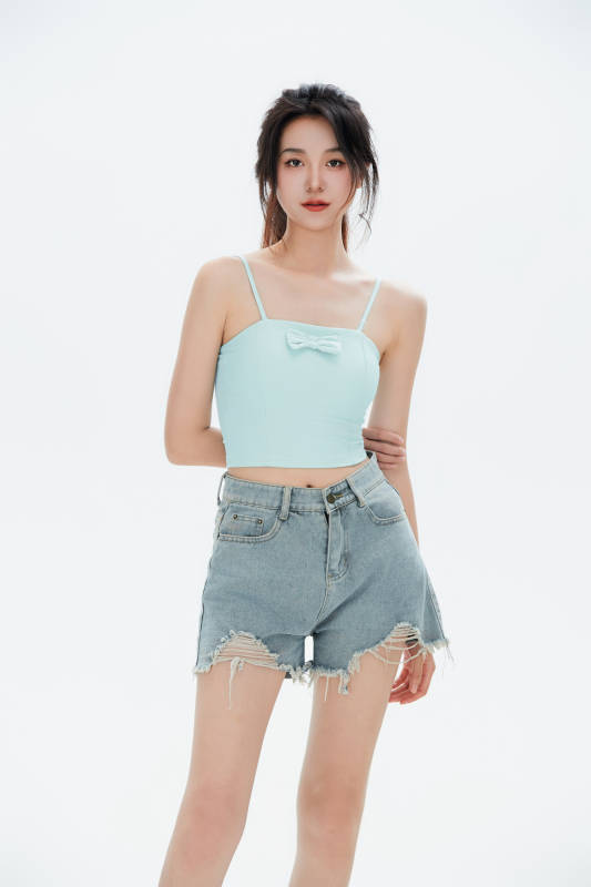 白色背景里的中国女性大学生图片