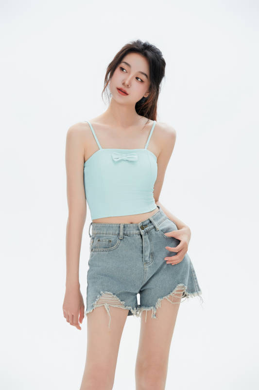 白色背景里的中国女性大学生图片