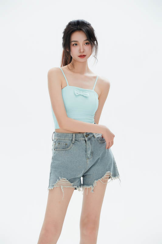 白色背景里的中国女性大学生图片