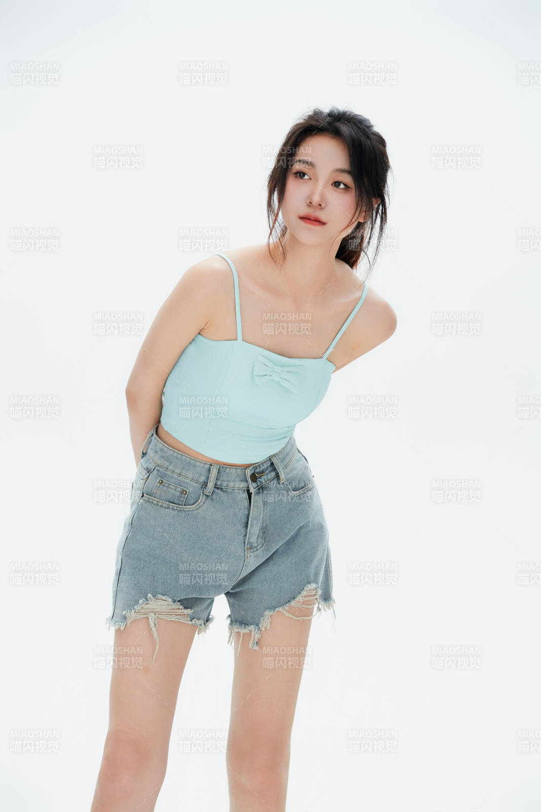 白色背景里的中国女性大学生图片