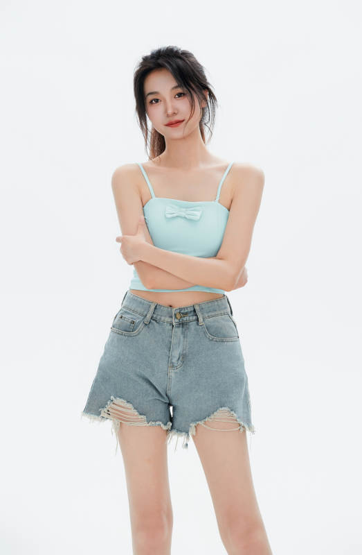 白色背景里的中国女性大学生图片