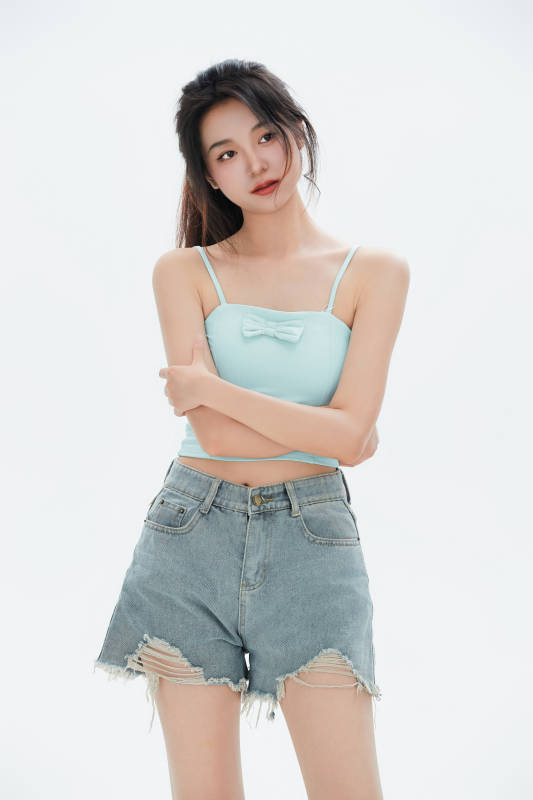 白色背景里的中国女性大学生图片