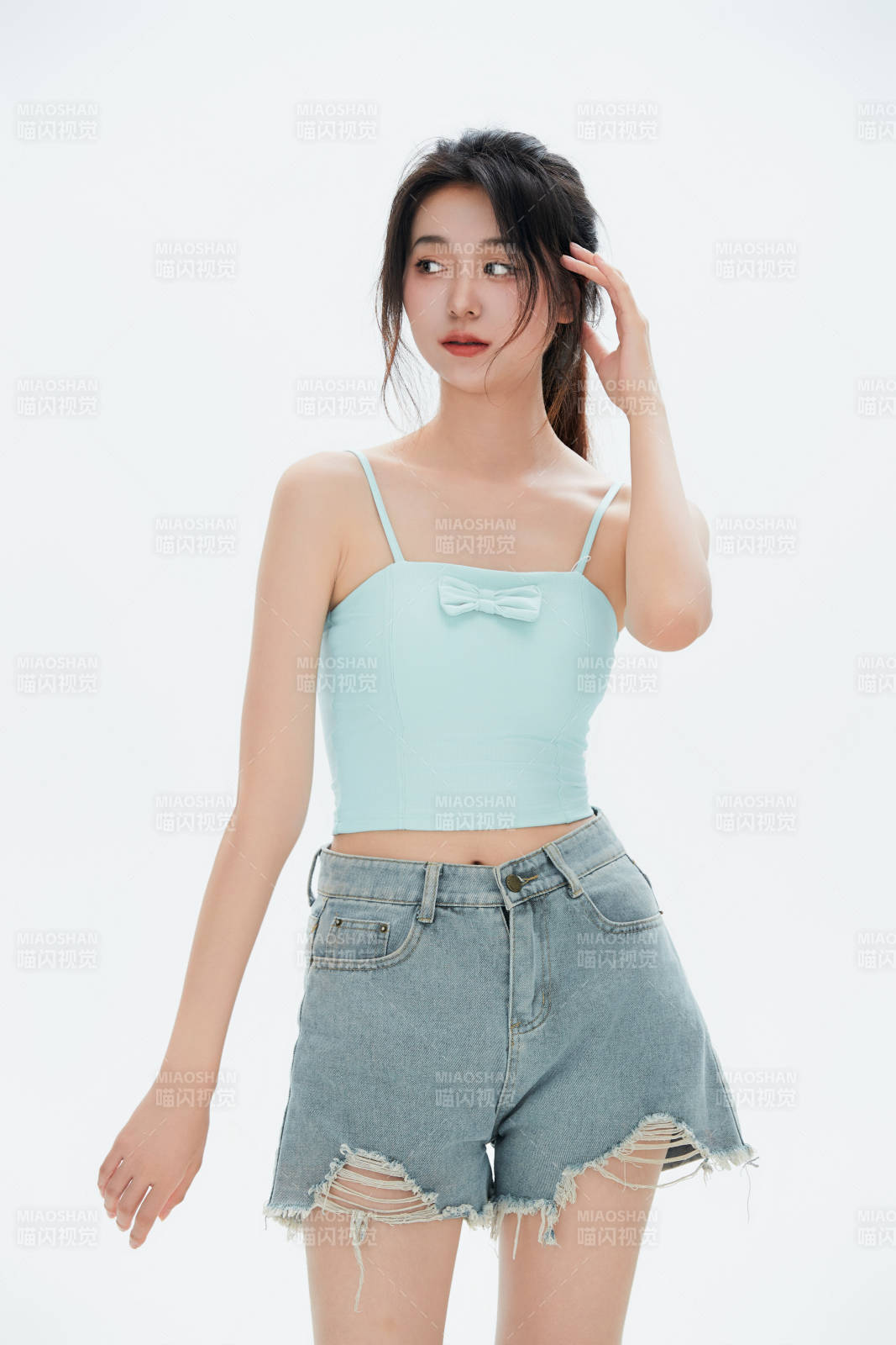 白色背景里的中国女性大学生图片