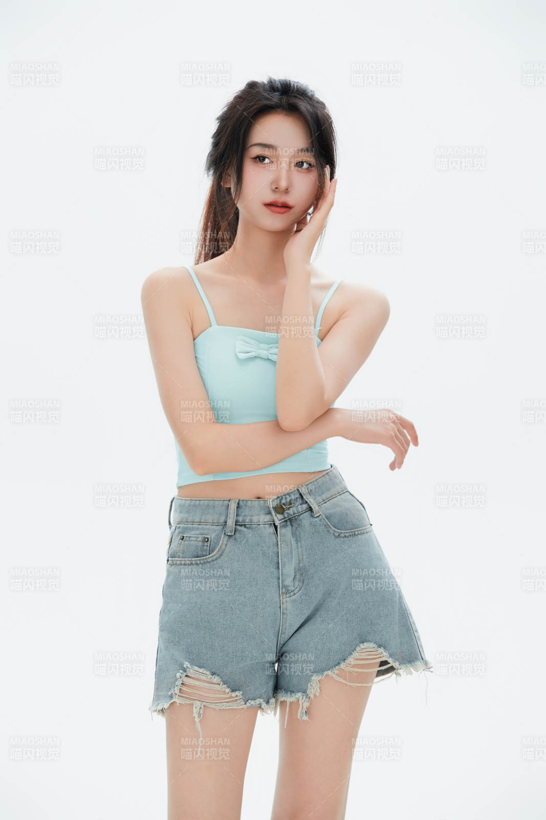 白色背景里的中国女性大学生图片