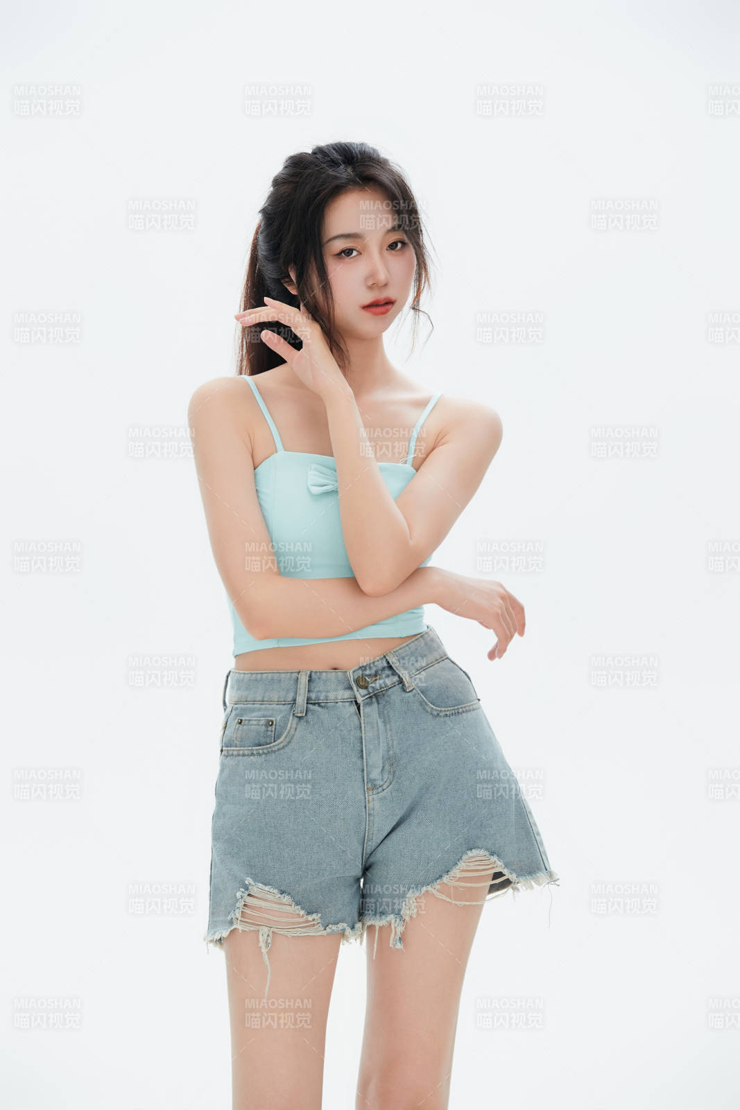 白色背景里的中国女性大学生图片