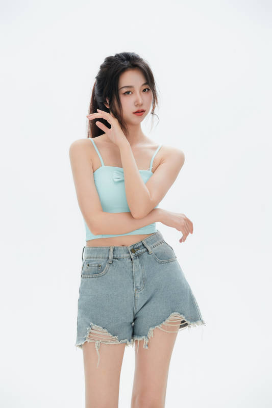 白色背景里的中国女性大学生图片