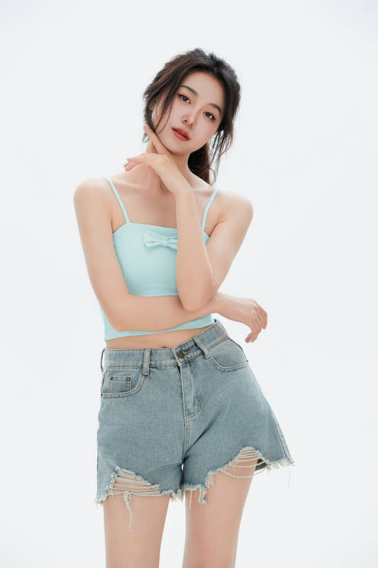 白色背景里的中国女性大学生图片