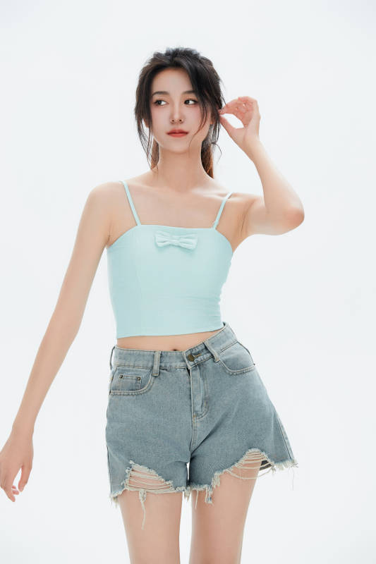 白色背景里的中国女性大学生图片