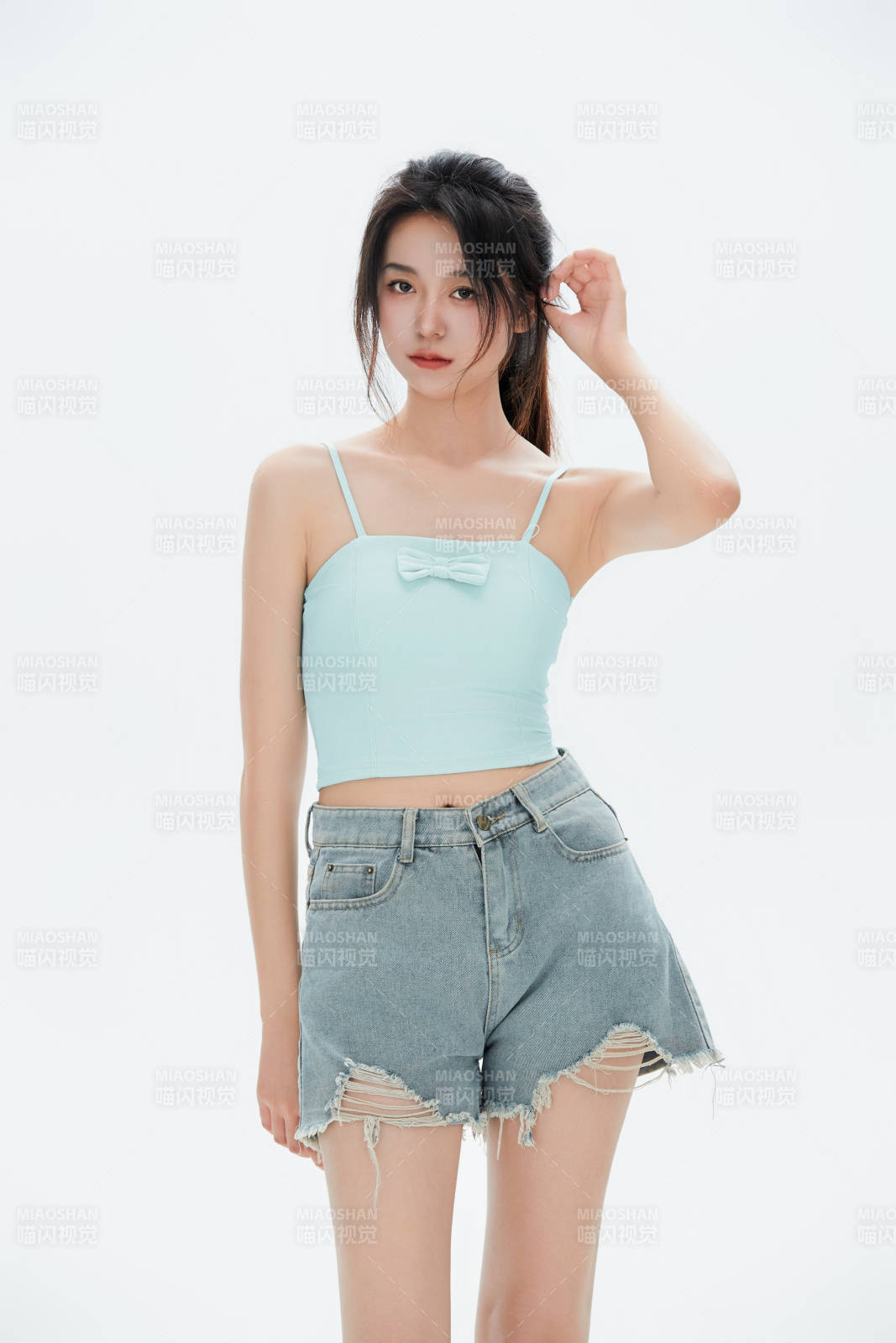 白色背景里的中国女性大学生图片