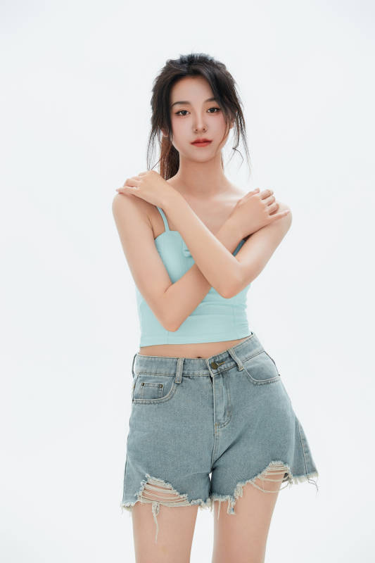 白色背景里的中国女性大学生图片