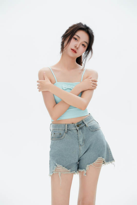 白色背景里的中国女性大学生图片