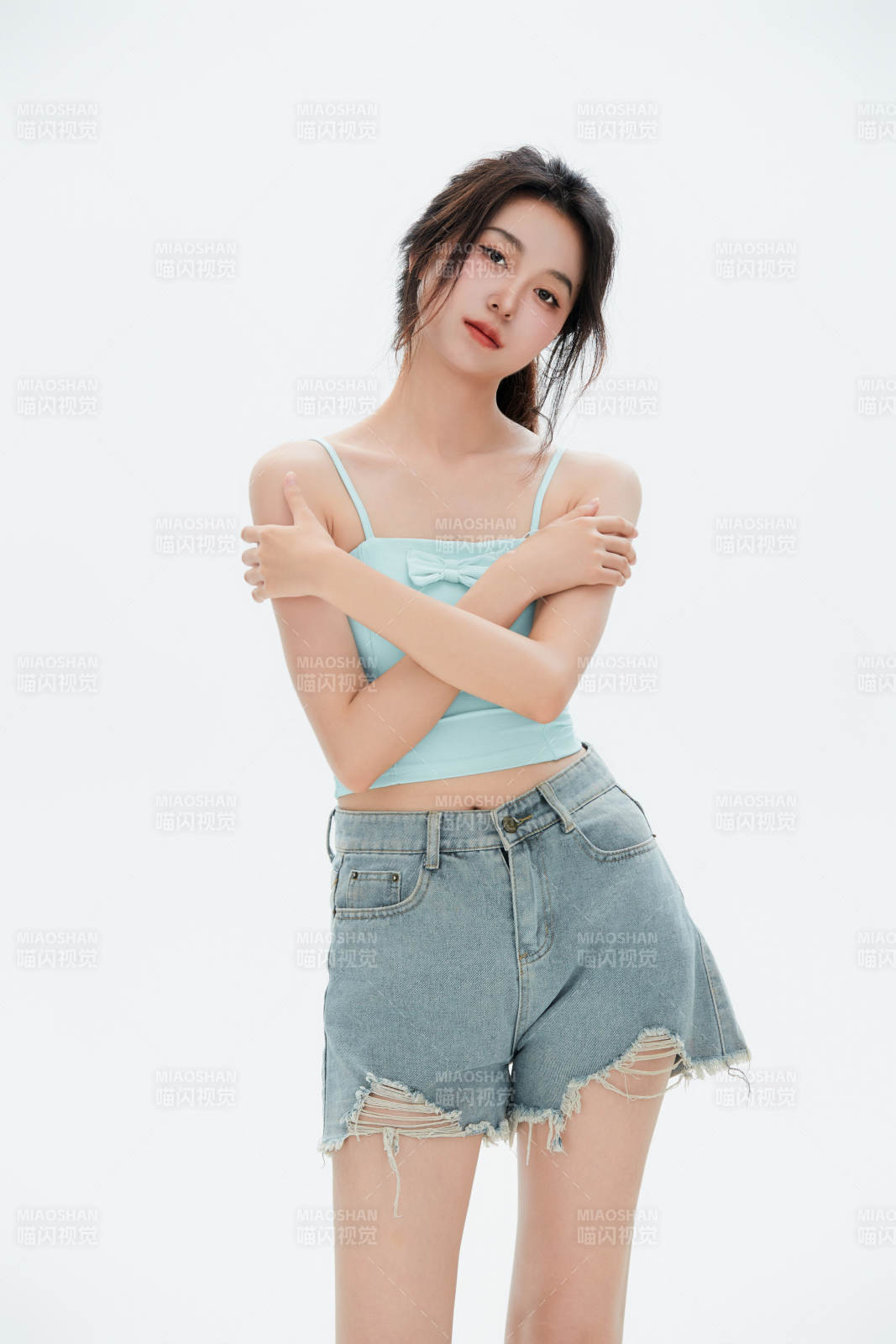 白色背景里的中国女性大学生图片