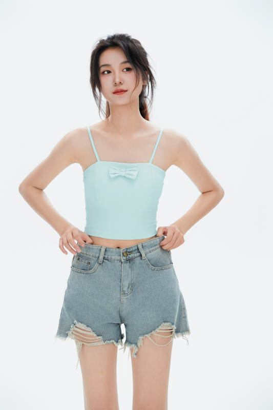 白色背景里的中国女性大学生图片