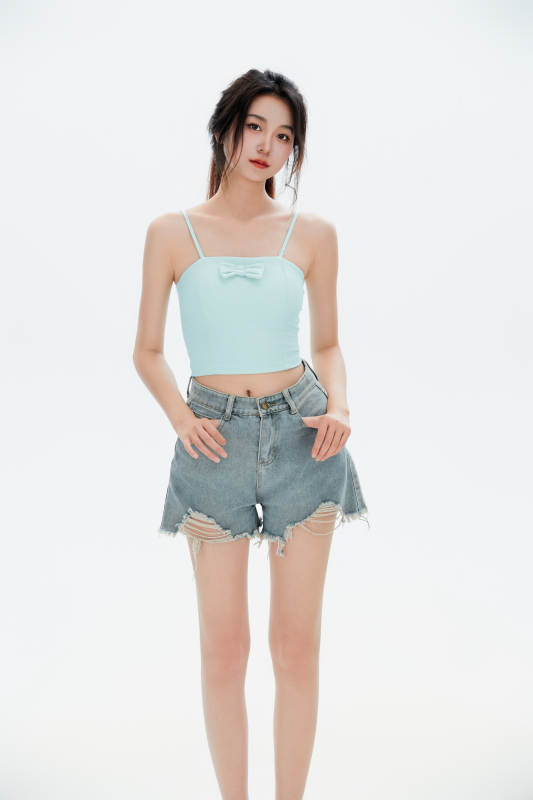 白色背景里的中国女性大学生图片