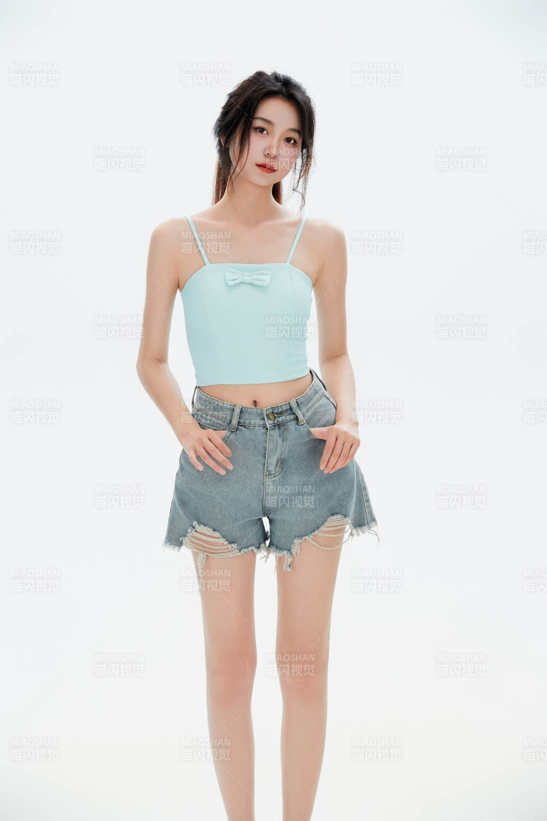 白色背景里的中国女性大学生图片