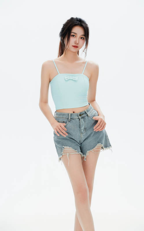 白色背景里的中国女性大学生图片