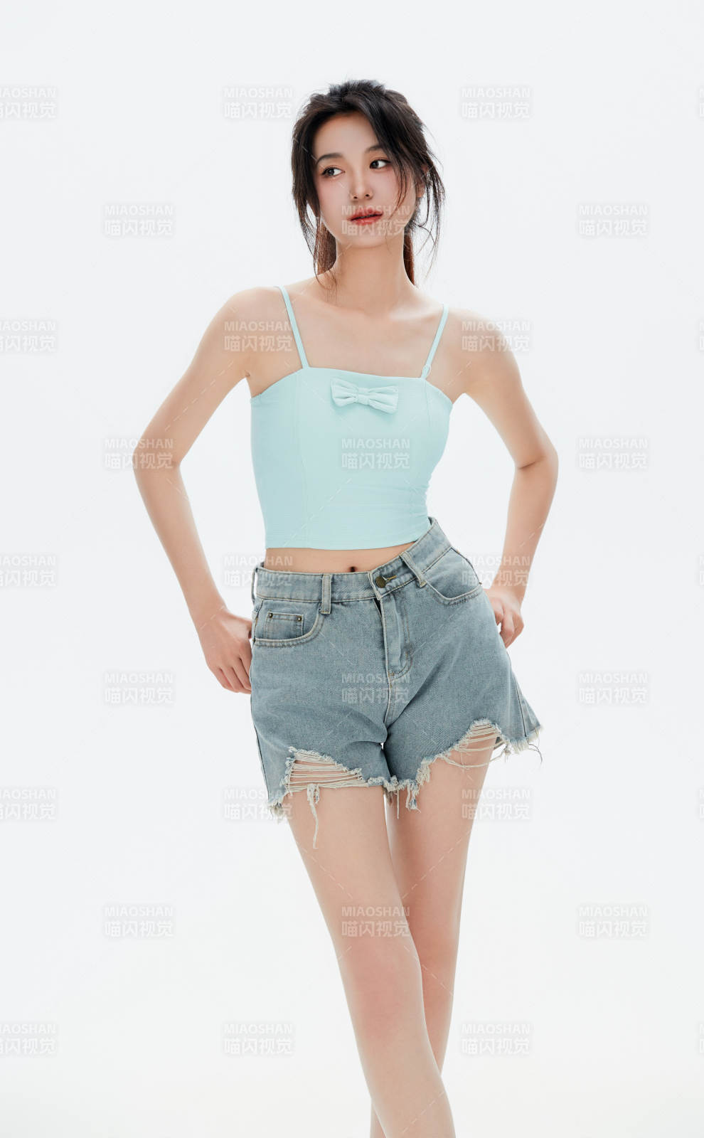 白色背景里的中国女性大学生图片