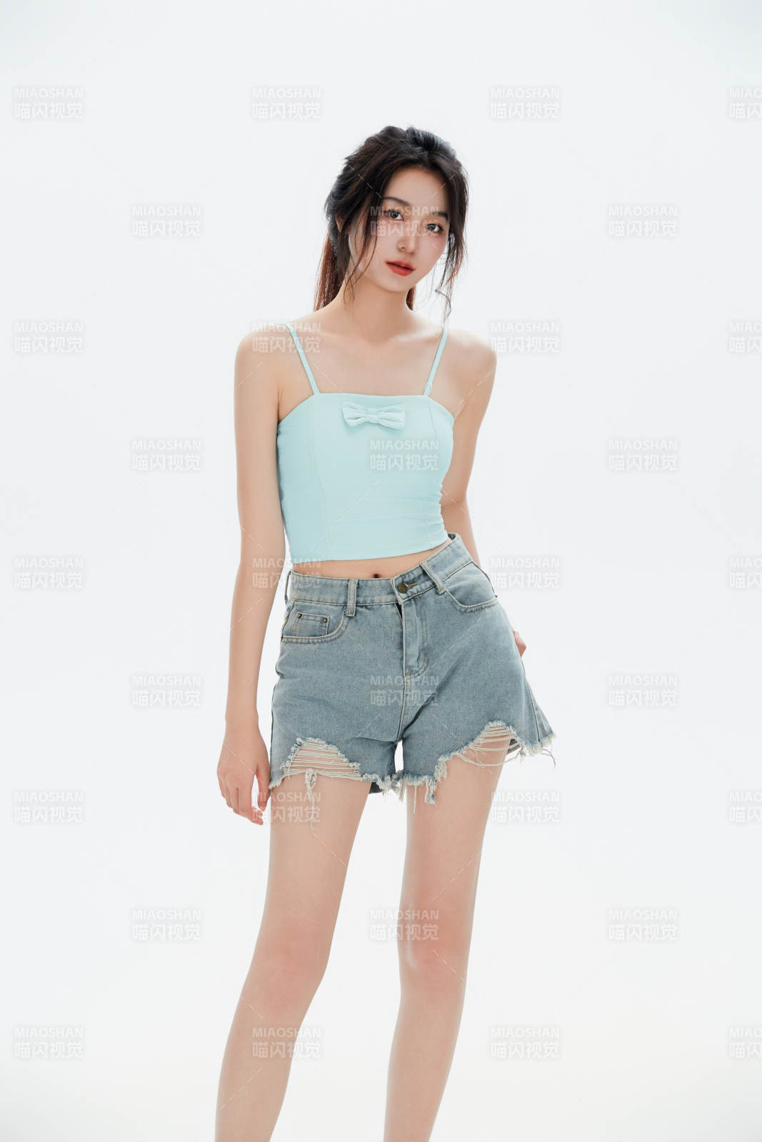 白色背景里的中国女性大学生图片