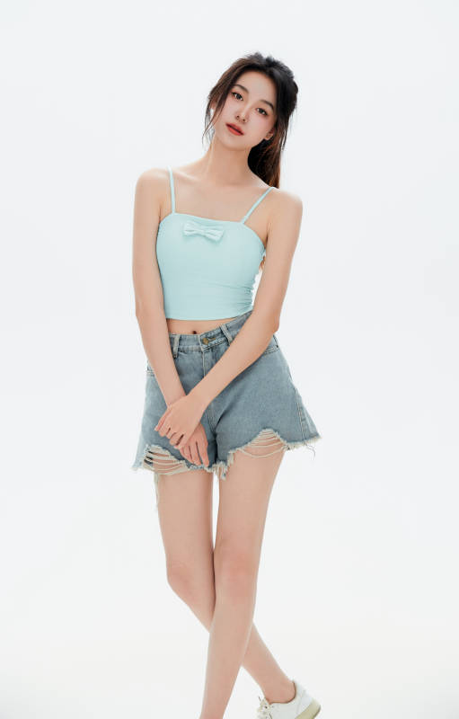 白色背景里的中国女性大学生图片