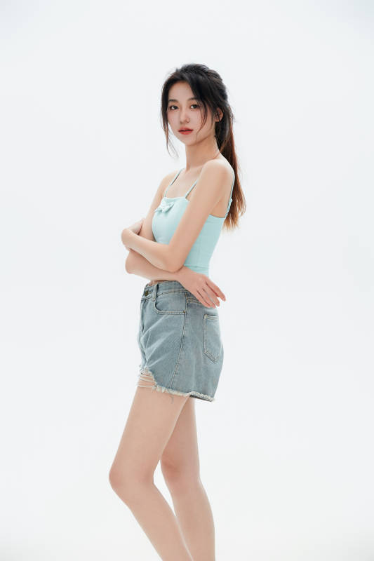 白色背景里的中国女性大学生图片