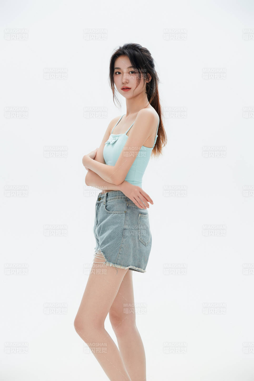 白色背景里的中国女性大学生图片