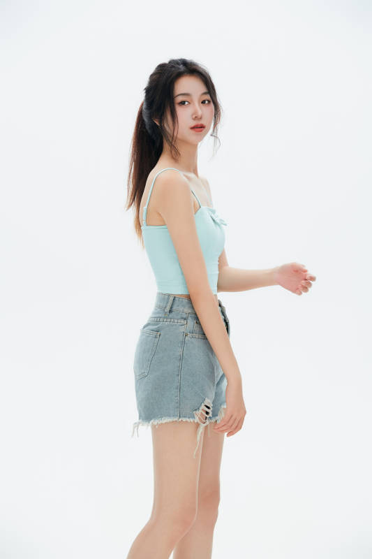 白色背景里的中国女性大学生图片